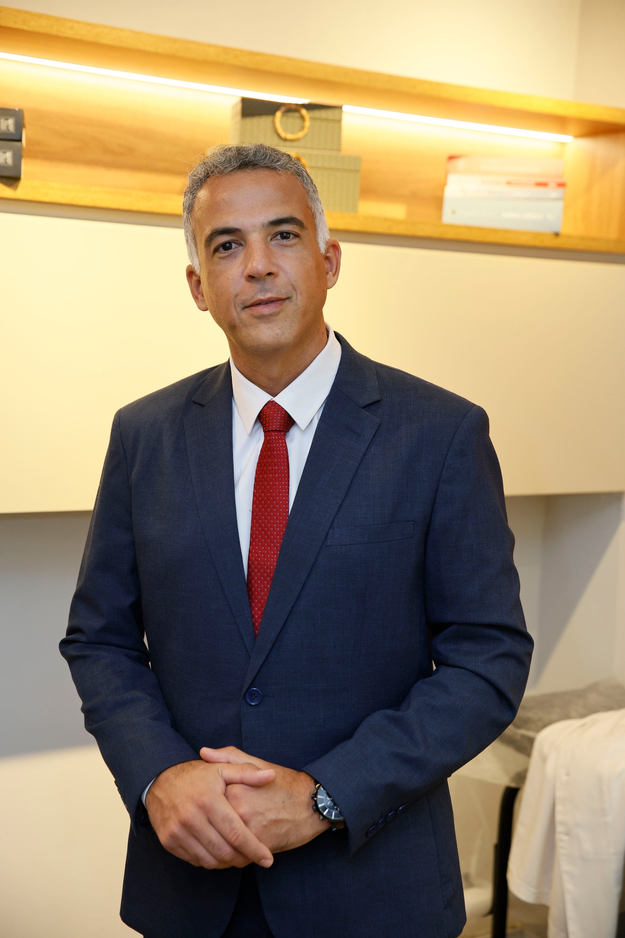 Dr. Germano Lefundes em atendimento